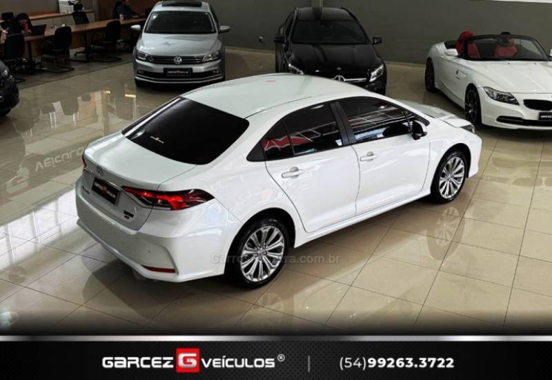 TOYOTA - COROLLA - 2022/2023 - Branca - R$ 136.000,00