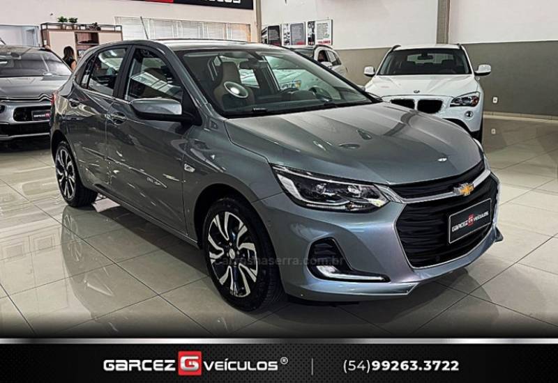 CHEVROLET - ONIX - 2023/2024 - Prata - R$ 97.900,00
