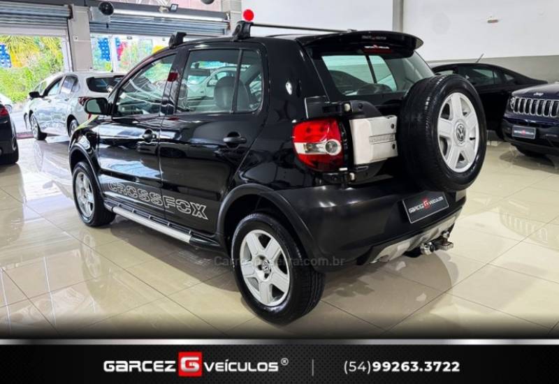 VOLKSWAGEN - CROSSFOX - 2005/2006 - Preta - R$ 32.900,00