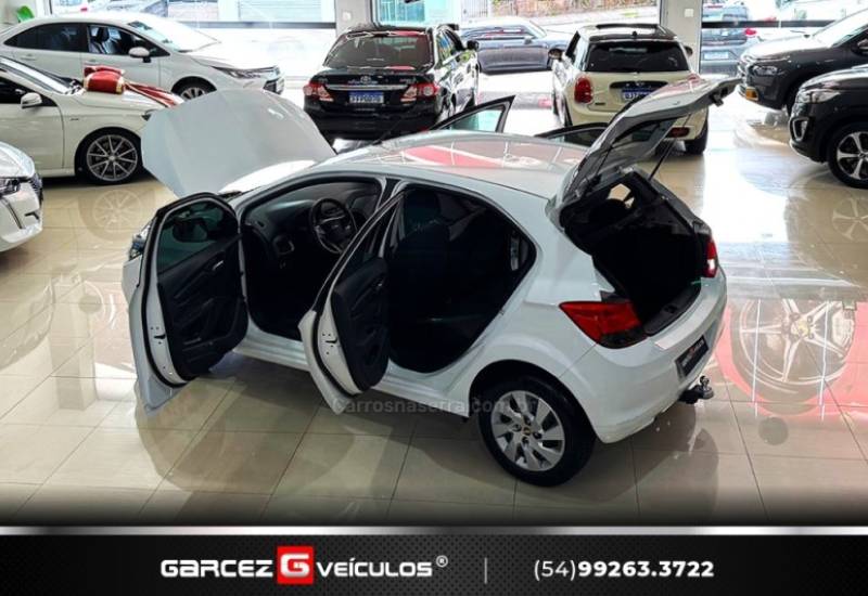 CHEVROLET - ONIX - 2015/2016 - Branca - R$ 55.900,00