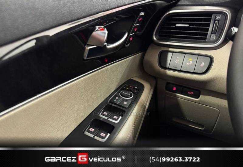 KIA MOTORS - SORENTO - 2015/2016 - Preta - R$ 119.900,00