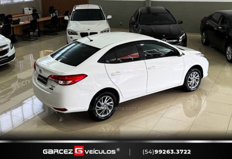 TOYOTA - YARIS - 2022/2023 - Branca - R$ 93.000,00