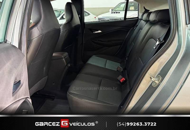 CHEVROLET - ONIX - 2023/2024 - Prata - R$ 97.900,00