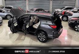 TOYOTA - HILUX SW4 - 2022/2022 - Cinza - R$ 339.900,00