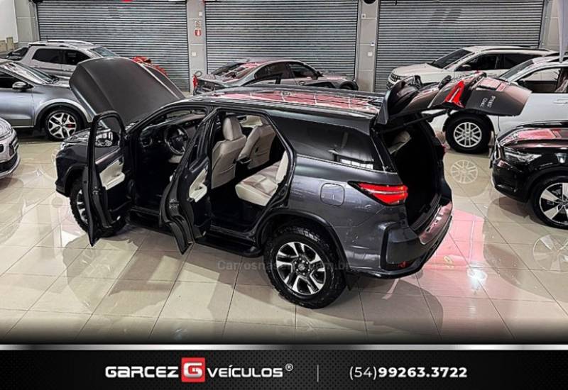 TOYOTA - HILUX SW4 - 2022/2022 - Cinza - R$ 339.900,00