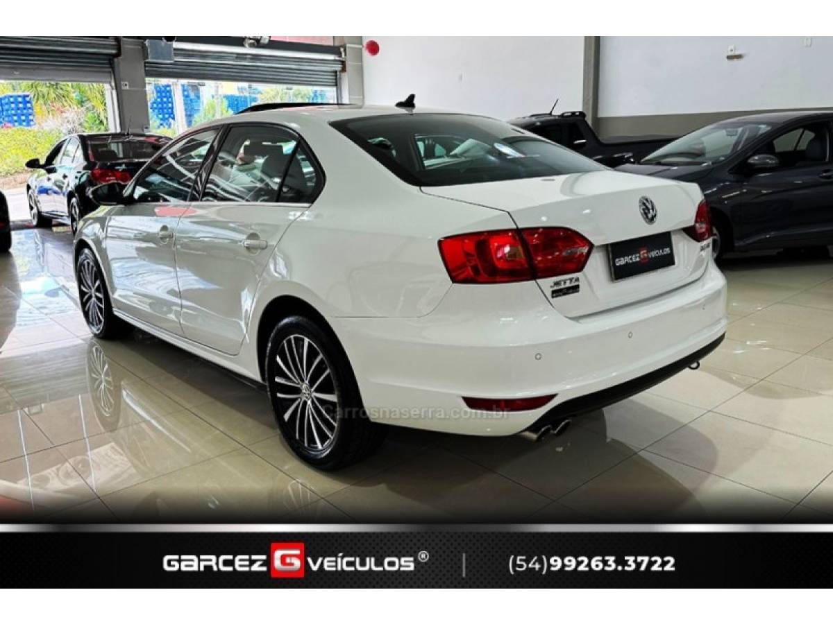 VOLKSWAGEN - JETTA - 2011/2012 - Branca - R$ 69.900,00