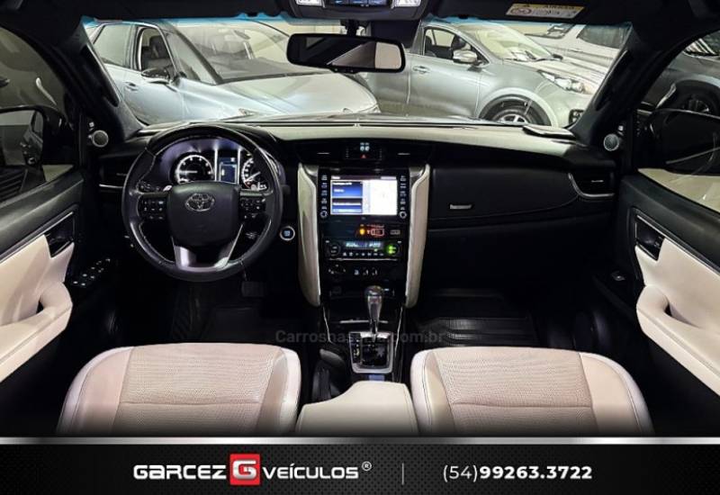 TOYOTA - HILUX SW4 - 2022/2022 - Cinza - R$ 339.900,00