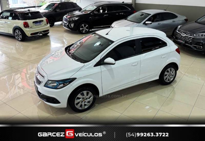 CHEVROLET - ONIX - 2015/2016 - Branca - R$ 55.900,00
