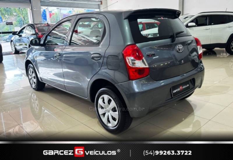 TOYOTA - ETIOS - 2015/2015 - Cinza - R$ 47.900,00