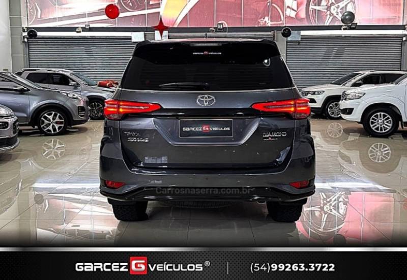 TOYOTA - HILUX SW4 - 2022/2022 - Cinza - R$ 339.900,00