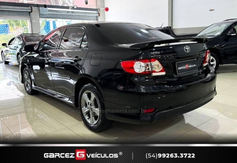 TOYOTA - COROLLA - 2013/2014 - Preta - R$ 75.900,00