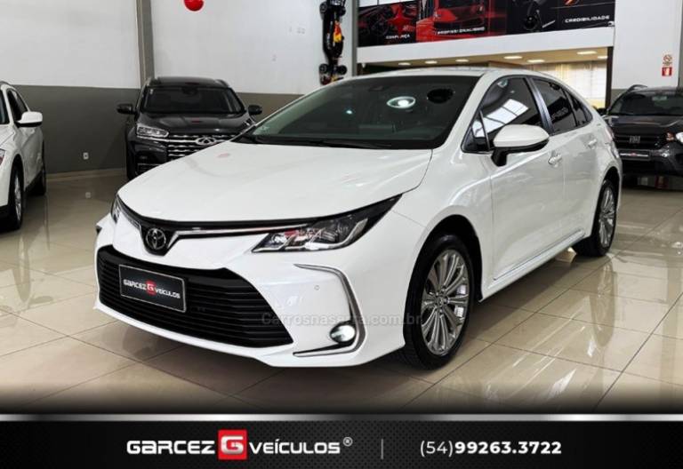 TOYOTA - COROLLA - 2022/2023 - Branca - R$ 136.000,00
